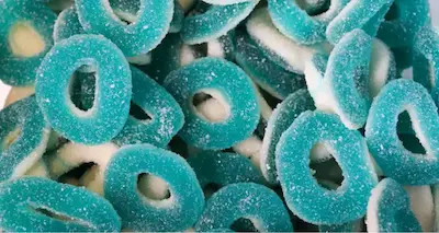 Bonbons_Dulceplus_Halal_PingouinGourmand Anneaux Dulceplus halal sans gluten goût framboise acidulés recouverts de sucre cristallisé